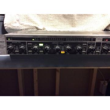 Behringer Composer Pro MDX2200